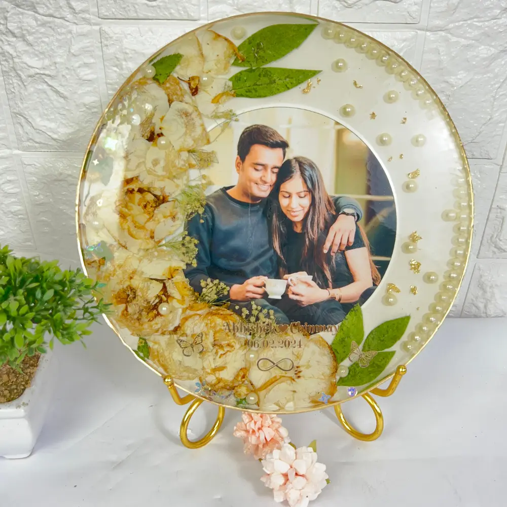 Round Resin Frame Preserving Couple Photo (10 Inch) | Varmala Preservation Near Me