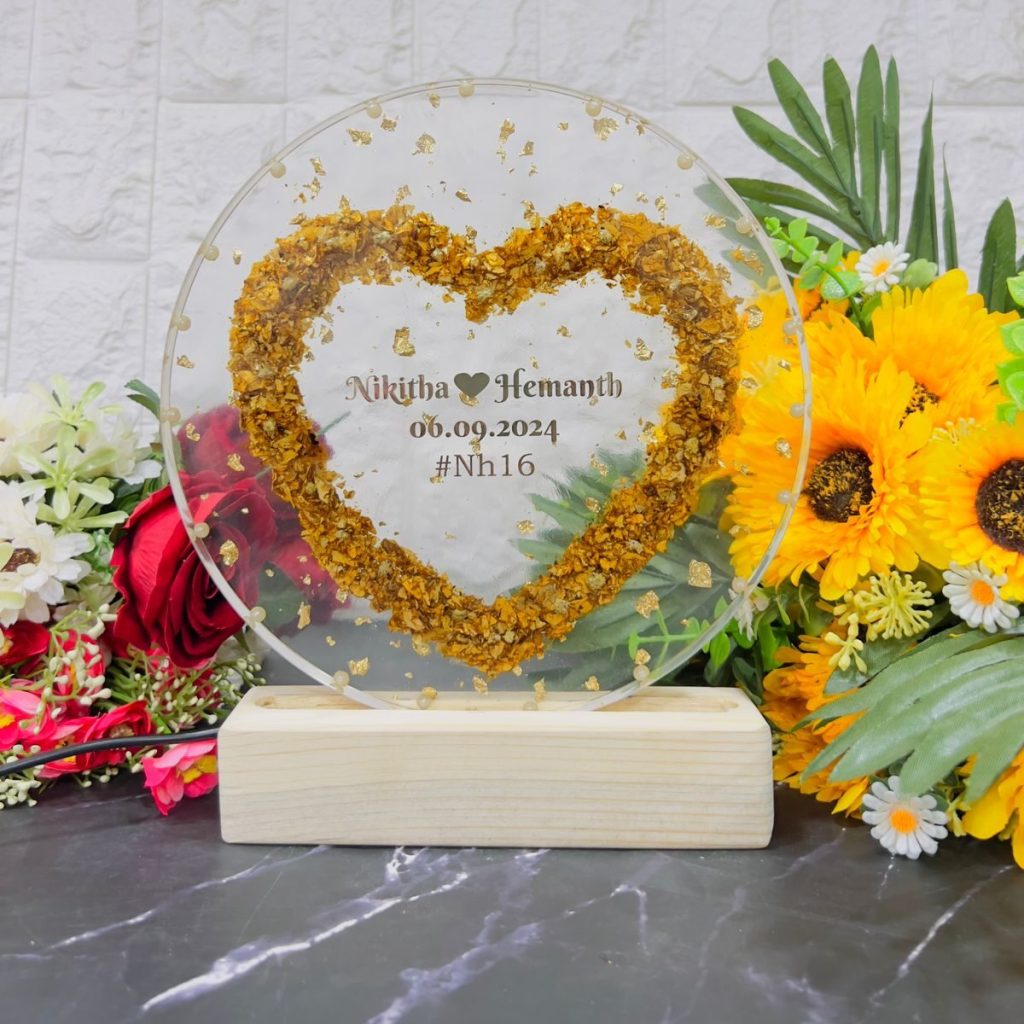 Round-shaped deep casting resin frame with heart-shaped dried flowers and LED wooden stand
