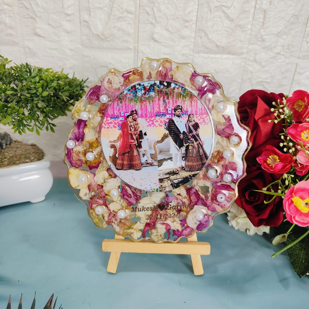 6inch Curve Shape Deep Casting Wedding Flowers Preservation – Wedding Photo Preservation In Resin With Wooden Stand