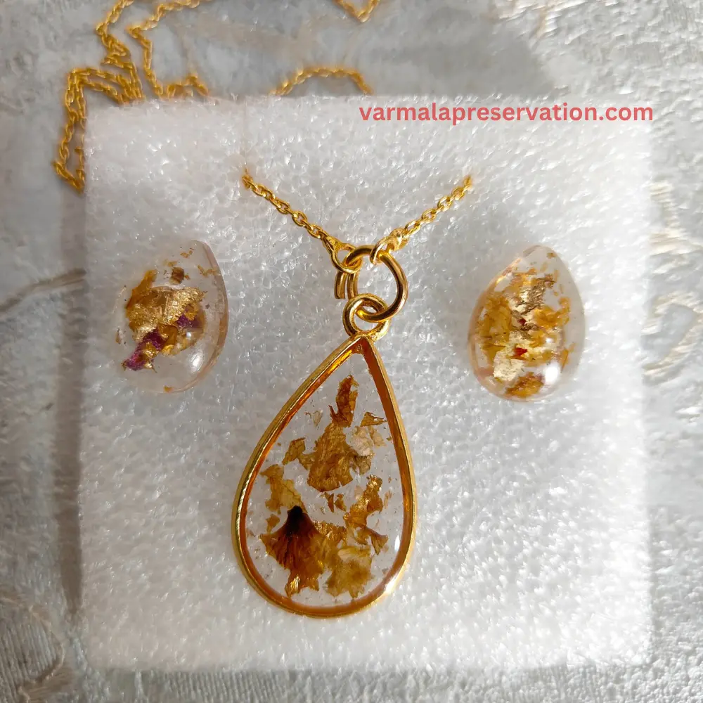 Beautiful Golden Resin Pendant with Studs Earrings Set