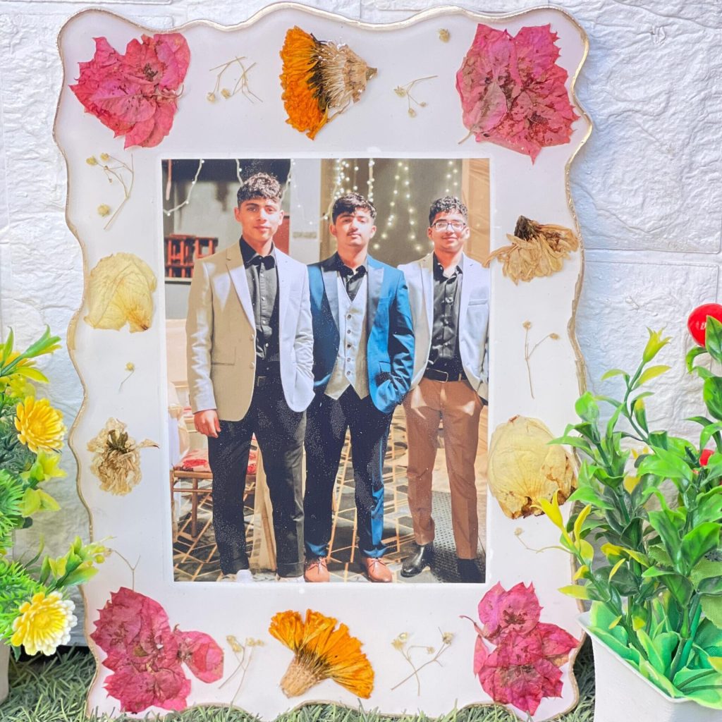 Friends Photo Frame with Flower Preservation – 9×11 Inch