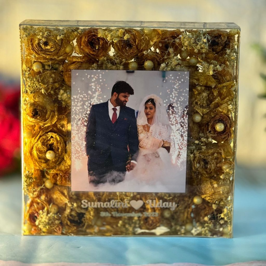 8-Inch Wedding Photo & Garland Preservation Frame