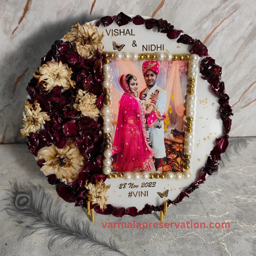 Round Varmala Preserved Photo Frame (10 Inch)