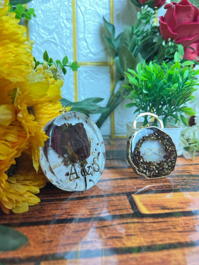Round Flower Preserved Resin Keychain Set